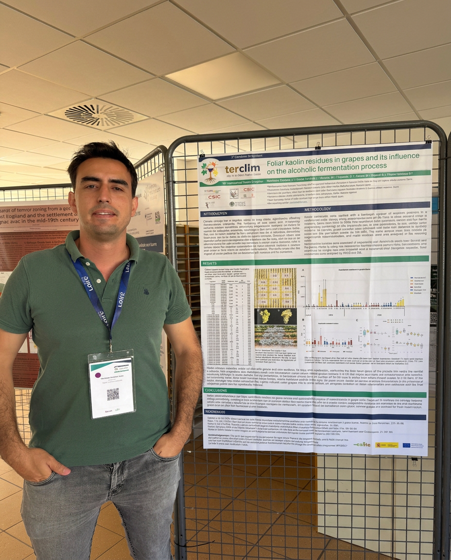 Juan Martínez Barberá, CEO de INGROIN, junto al póster científico del proyecto UBAVIDA en el Congreso Terroir 2026 celebrado en Angers.